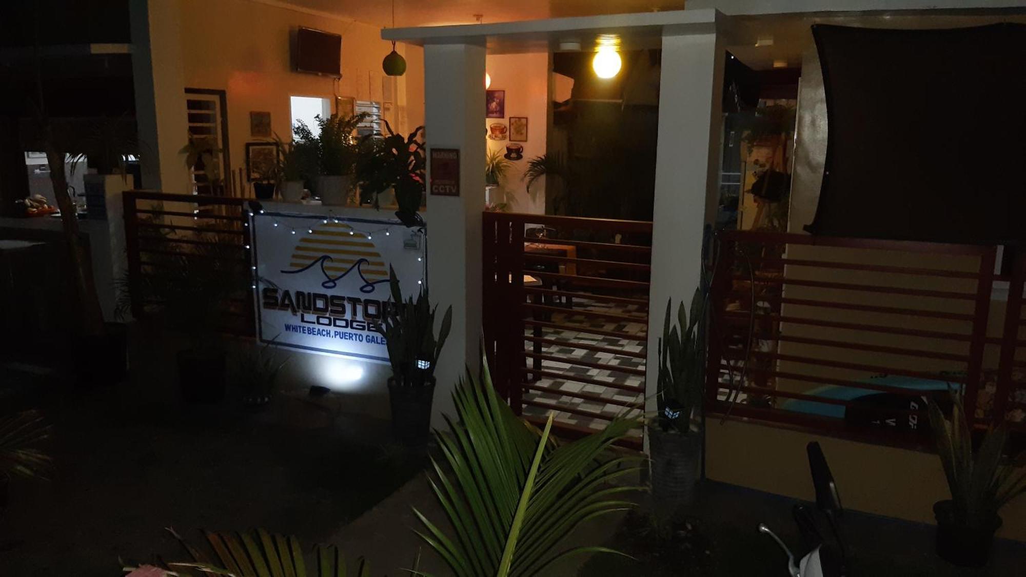 Sandstorm Lodge And Cafe Puerto Galera Dış mekan fotoğraf